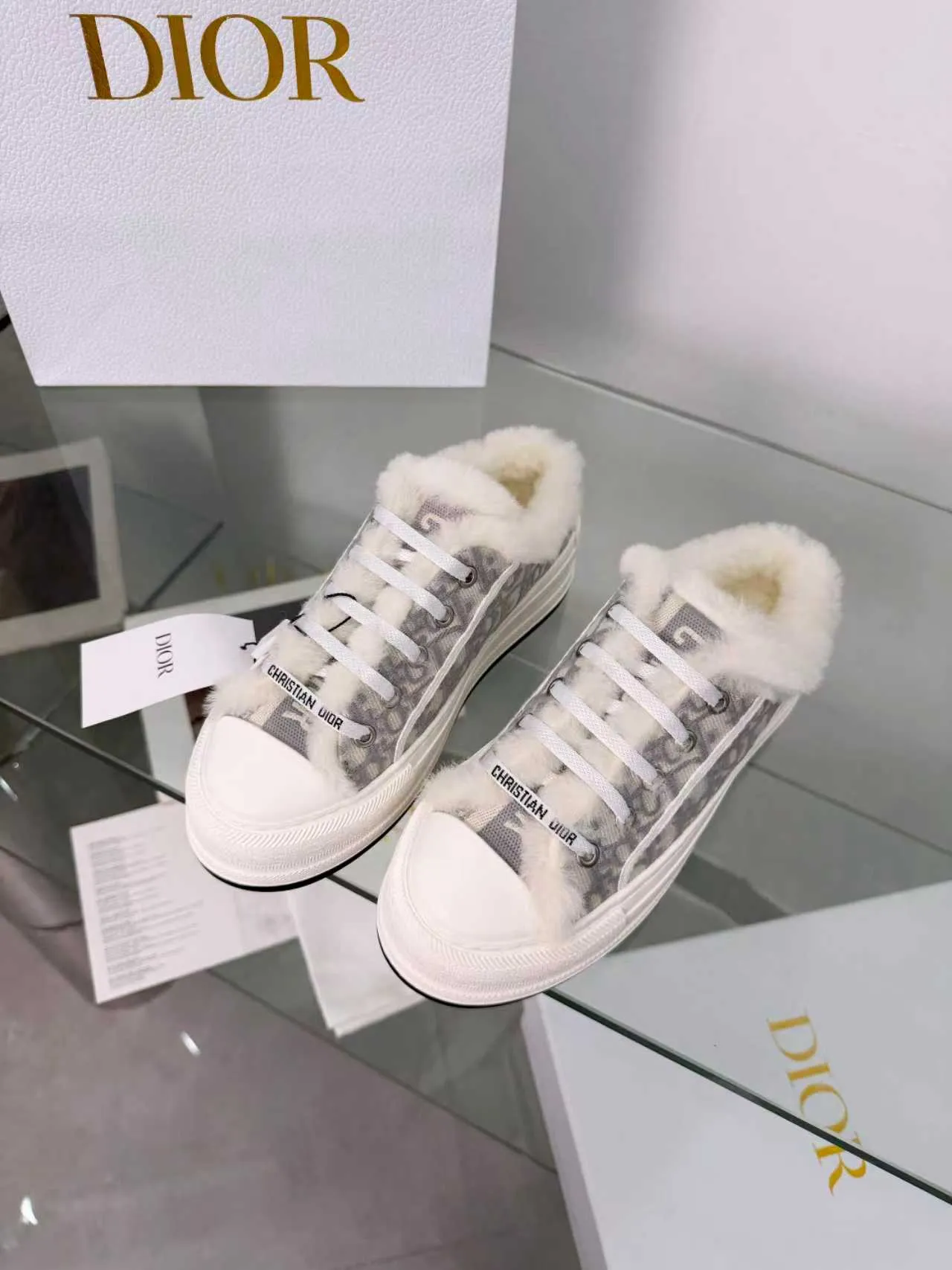 Men's men's shoes pP540! 𝐃𝐈𝐎𝐑 𝐖𝐚𝐥𝐤'𝐧 Dior Presbyopia Embroidery Wool Thick Sole Canvas Shoes Casual Sneakers (Half Flop) These Walk'n'Dior thick sole sneakers are a fashionable piece that elevates the collection. Oblique printed cotton embroidered upper with comfortable platform sole, tongue and Christian Dior Paris signature laces. Bottom thickness 4.5CM Size: Women's 35-41